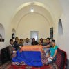 جمعی از دانشچویان و مسئول روابط عمومی شهرداری 